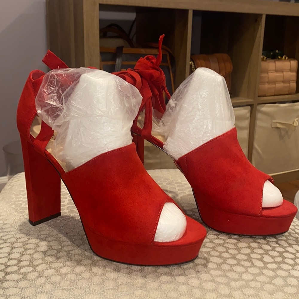 BRAND NEW Shoedazzle Platform Heels